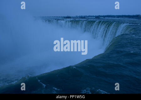 Niagara Falls Aerial zoomer sur une vue panoramique sur une source d'une cascade. Banque D'Images