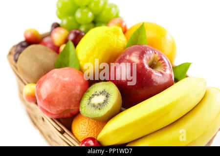 Libre d'un assortiment de fruits frais dans un panier carré isolé sur fond blanc. Banque D'Images