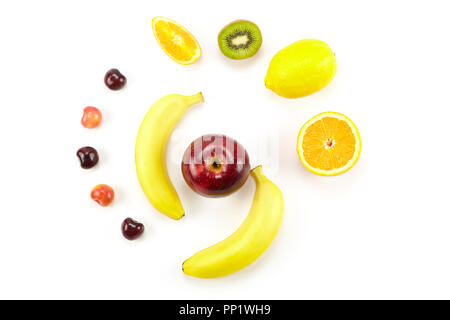 Un assortiment de fruits frais isolé sur fond blanc. Banque D'Images