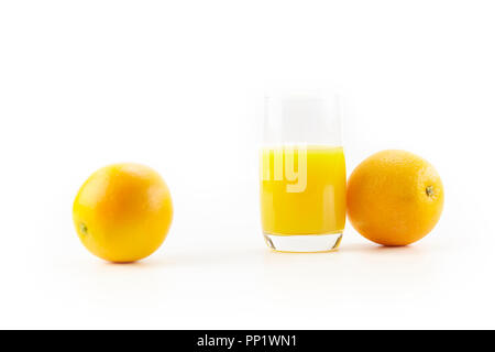 Deux oranges et un verre de jus d'orange isolé sur fond blanc. Banque D'Images