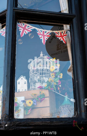 Ye Old Steppes. Boutique et salon de thé détail fenêtre dans le village de Pembridge. Herefordshire. L'Angleterre Banque D'Images