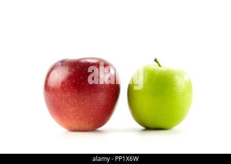 Deux pommes un Rouge sur vert isolé sur fond blanc. Banque D'Images