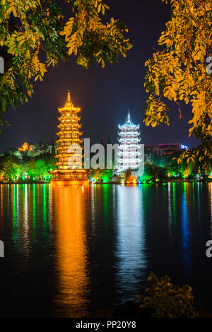 Vue de nuit sur le Soleil et lune au lac Shanhu pagodes ou sapins Lac. Les pagodes d'or et d'argent à localiser le centre-ville de Guilin, Chine. Guilin est un populaire pour Banque D'Images