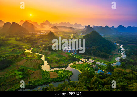 Paysage de Guilin, Chine. Rivière Li et montagnes karstiques appelé Cuiping ou cinq doigts support situé à la province de Guangxi, Chine. Banque D'Images