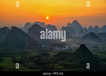 Paysage de Guilin, Chine. Rivière Li et montagnes karstiques appelé Cuiping ou cinq doigts support situé à la province de Guangxi, Chine. Banque D'Images