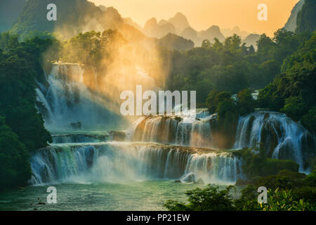 - Bangioc cascade Detian localiser est à la frontière de la Chine et du Vietnam, c'est célèbre chute d'eau des deux pays. Il y a un service de bateau de tourisme voir sw Banque D'Images