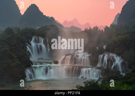 - Bangioc cascade Detian localiser est à la frontière de la Chine et du Vietnam, c'est célèbre chute d'eau des deux pays. Il y a un service de bateau de tourisme voir sw Banque D'Images