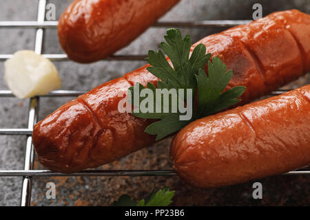 Des saucisses cuites sur le grill, close-up Banque D'Images