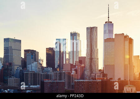 New York City skyline at sunset, tons de couleur photo, USA. Banque D'Images
