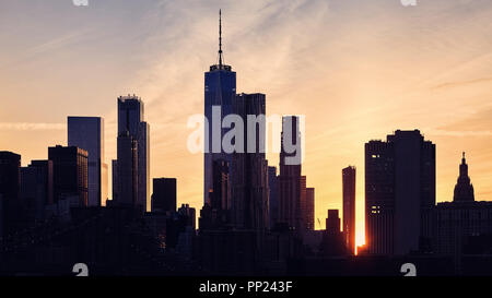 Manhattan skyline silhouette au coucher du soleil, aux teintes de couleur photo, USA. Banque D'Images