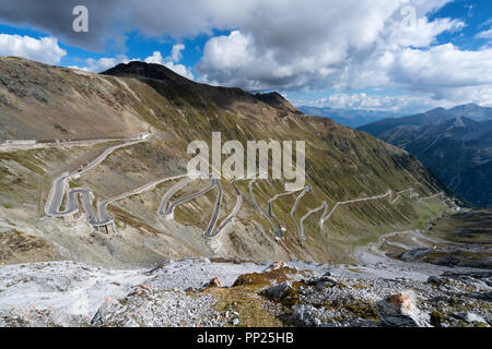 Route sinueuse du col du Stelvio près de Bormio, Italie, Europe, UNION EUROPÉENNE Banque D'Images