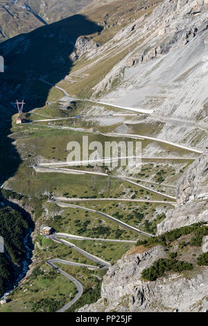 Route sinueuse du col du Stelvio près de Bormio, Italie, Europe, UNION EUROPÉENNE Banque D'Images