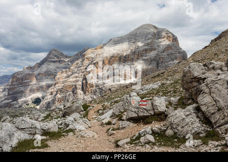 Dans le groupe de montagnes Tofane Dolomites, Italie. Voir à partir de Forcella Travenanzes Banque D'Images