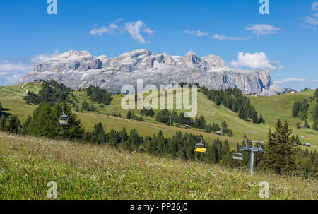 Domaine skiable Alta Badia dans l'été avec le Groupe du Sella montagnes en arrière-plan, Dolomites, Italie Banque D'Images