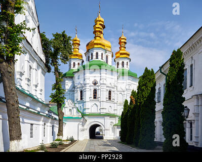 Église avec dômes dorés à la Laure de Pechersk de Kiev Christian complexe. Ancienne architecture historique à Kiev, Ukraine Banque D'Images