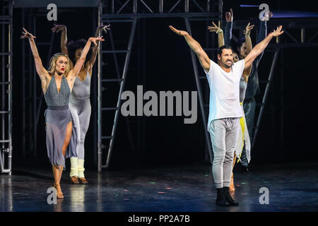 Célébrités de danse MAKS, VAL, ET PETA effectuer à Durham, Caroline du Nord dans le cadre de leur tournée confidentielle 2018. Maksim ''Maks'' Alexandrovitch Chmerkovskiy est un Ukrainian-America-latine ballroom dance champion, chorégraphe, et l'instructeur. Peta Jane Murgatroyd est une série latine professionnelle danseur. Valentin Alexandrovitch ''Val'' Chmerkovskiy Ukrainian-American est un danseur professionnel, plus connu pour ses apparitions sur la version américaine de danse avec les Stars, qu'il remporte deux fois. Banque D'Images