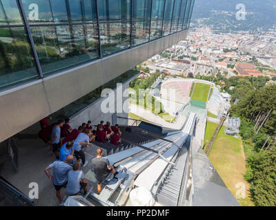 Les visiteurs prennent une vue du haut de saut à ski de Bergisel à Innsbruck (Autriche) en été. Banque D'Images