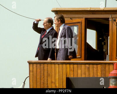François Mitterrand Président de la France sur la passerelle d'un navire avec Premier ministre suédois Olof Palme en visite d'Etat en Suède Banque D'Images