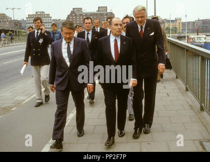 François Mitterrand Président de la France se promener avec le ministre suédois Thage G Pettersson durant la visite d'État en Suède Banque D'Images