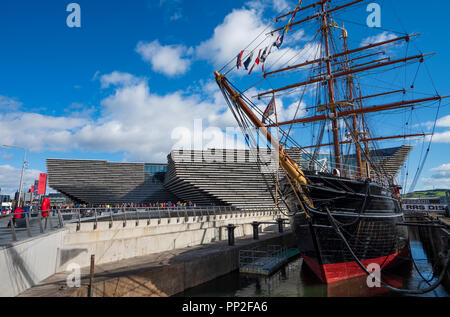 Extérieur de la nouvelle V&A Museum et le navire RRS Discovery à Discovery Point sur le premier week-end après ouverture à Dundee , Ecosse, Royaume-Uni. Banque D'Images