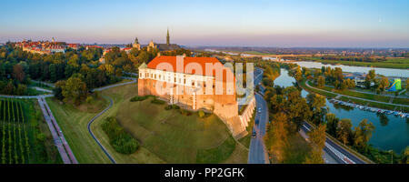 Antenne large panorama de la vieille ville Sandomierz, Pologne, au coucher du soleil de la lumière, avec château fort gothique médiévale en face, vieille ville, cathédrale gothique, et le Vistua Banque D'Images