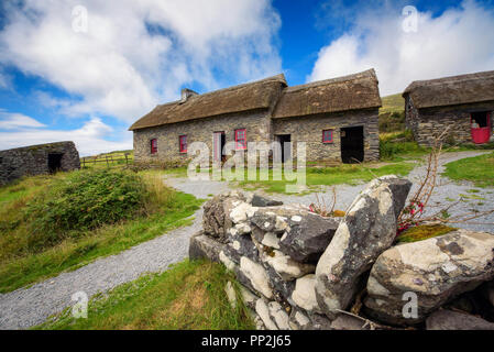 Fahan, Irlande - Août 3, 2018 : Slea Head Famine Cottages construit au milieu du xixe siècle par les gens de logement l'une des pires famines de Wes Banque D'Images