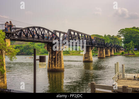 Kanchanaburi, Thaïlande - 1 Avril 2018 : les touristes viennent pour visiter le célèbre pont historique de la DEUXIÈME GUERRE MONDIALE sur la rivière Kwai et le chemin de fer de la mort. Banque D'Images