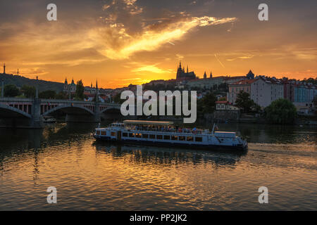 Prague, République tchèque - Le 19 septembre 2018 : bateau de croisière sur la Vltava avec les touristes les flotteurs vers le pont Manesuv avec vue sur le château de Prague à soleils Banque D'Images