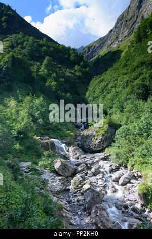 Allgäuer Alpen (Alpes d'Allgäu) : randonneur à Sperrbach valley stream, Schwaben, Allgäu, souabe, Bayern, Bavière, Allemagne Banque D'Images