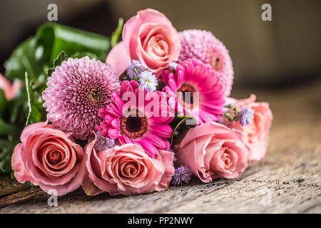 Close-up beau bouquet de fleurs sur la table en bois. Banque D'Images