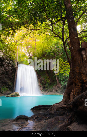 Chute d'eau d'Erawan en Thaïlande est de localiser en Provience de Kanchanaburi. Cette cascade est dans le parc national d'Erawan à l'intérieur de la forêt. À partir de niveau 3 7. Banque D'Images