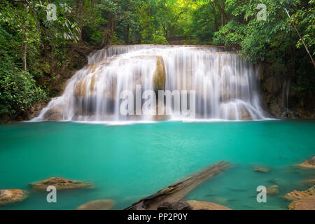 Chute d'eau d'Erawan en Thaïlande est de localiser en Provience de Kanchanaburi. Cette cascade est dans le parc national d'Erawan à l'intérieur de la forêt. À partir de niveau 2 7. Banque D'Images