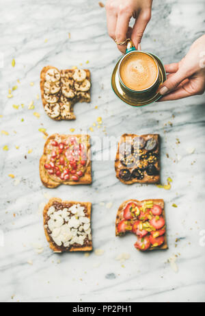 Petit-déjeuner sain avec farine de pain grillé , woman's hands with coffee Banque D'Images