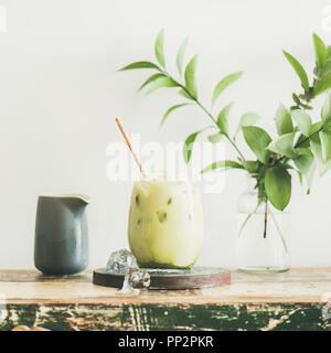 Matcha latte glacé avec du lait verser de pitcher, carré petit Banque D'Images