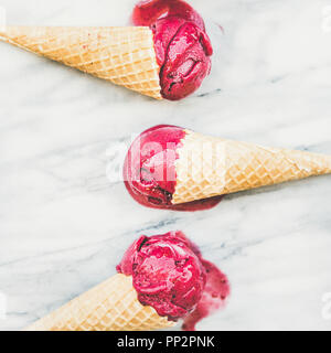 Sorbet framboise la glace en boules, cônes alvéolés récolte carrés Banque D'Images