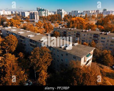 L'espace couchage de Zelenograd avec de vieilles et de nouvelles maisons Banque D'Images