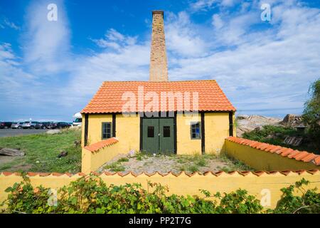 Abandonné avec fumoir traditionnel cheminées caractéristique sur la côte de la mer Baltique à Allinge, Bornholm, Danemark Banque D'Images