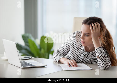 Ennuyer femme manquer de motivation au travail Banque D'Images