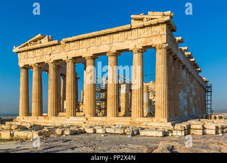 Le Parthénon sur l'acropole d'Athènes avec ciel bleu en arrière-plan Banque D'Images