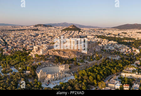 Vue aérienne d'Athènes au coucher du soleil avec l'Acropole en premier plan Banque D'Images