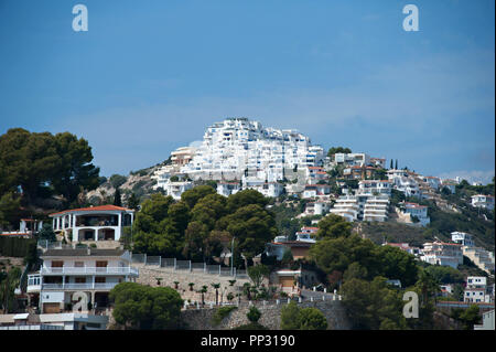 La concentration élevée de paysage à La Perla Blanca présente plusieurs propriétés résidentielles à Peniscola, Costa del Azahar sur la côte nord de l'Espagne Banque D'Images