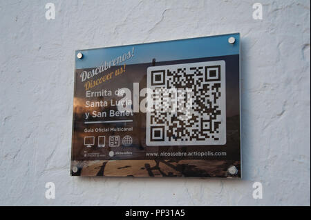 La plaque de la belle église blanche de Santa Lucia se trouve en hauteur et une vue panoramique de la costa azahar et côtières de l'Espagne. Banque D'Images