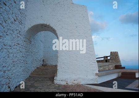 La belle arche blanche de l'église de Santa Lucia se trouve en hauteur et une vue panoramique de la costa azahar et côtières de l'Espagne. Banque D'Images