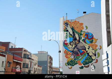 Un art nouveau, moderne et coloré de peinture graffiti un hibou voler, sur un mur de façade Banque D'Images