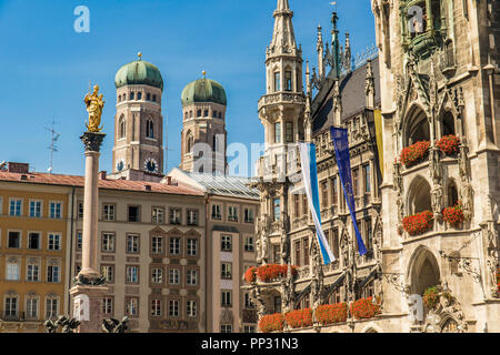 Munich Marienplatz avec statue de Marie - Munich, Allemagne Banque D'Images