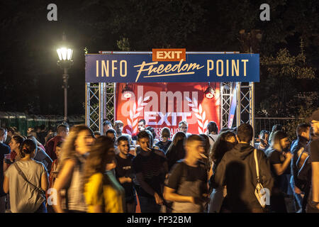 NOVI SAD, SERBIE - 15 juillet 2018 : foule debout en avant de la main le stand d'information du Festival sortie de nuit. La sortie est l'un des principaux f musique Banque D'Images