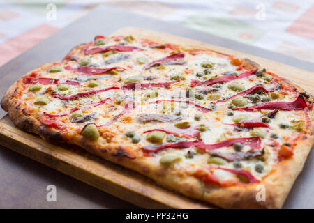 Pizza italienne maison avec des anchois, des olives et du capsicum. Banque D'Images