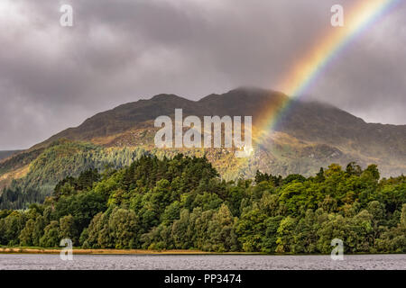 Arc-en-ciel sur le lieu, Ben du Loch Achray, Trossachs, Ecosse Banque D'Images