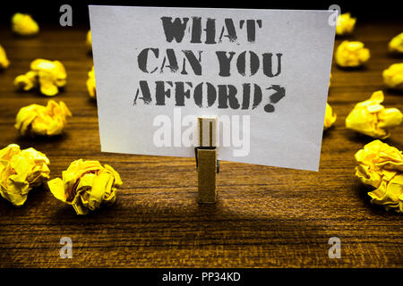 Signe texte montrant que pouvez-vous vous permettre question. Donnez-nous votre photo conceptuelle la disponibilité de budget d'argent d'un trombone grip page blanche avec le texte gris wo Banque D'Images