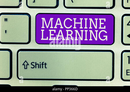 Écrit remarque montrant l'apprentissage automatique. Photo d'entreprise présentant les ordinateurs donnent la capacité à apprendre avec des données. Banque D'Images